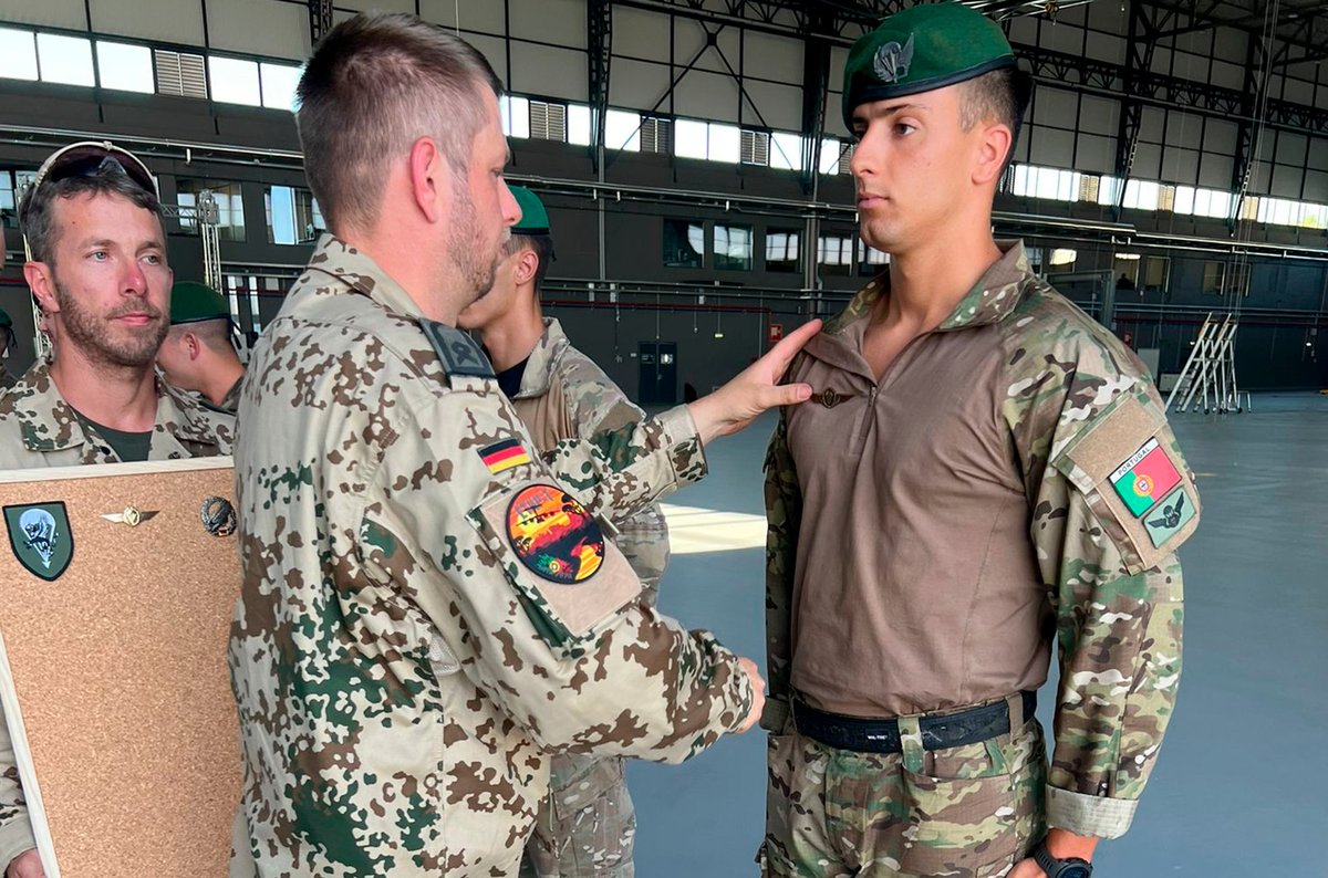Exercito_pt's tweet photo. O Exército🇵🇹, através do 2.º Batalhão de Infantaria Paraquedista🪂, participa no Exercício Multinacional "European Tactical Airlift Programme 23".
Ao serviço dos Portugueses.
#ExércitoPortuguês #Paraquedistas #QNPVSC #WeAreNATO
📸1SarBarbosa-@fap_pt https://t.co/zdQoV1kqz5