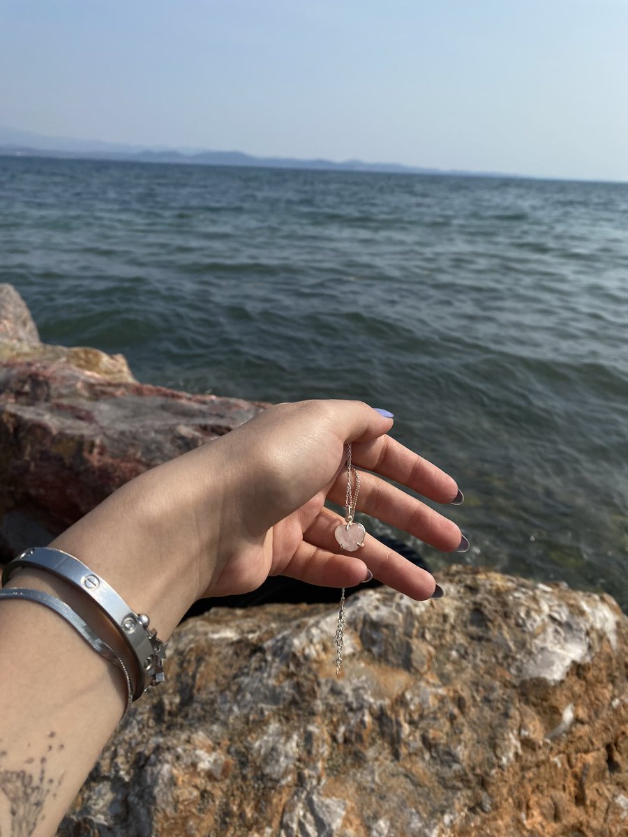 size müthiş bir öneriyle geldim!🤍
ay taşı kolyemin güzelliğine bakın.. sizinle paylaşmadan önce biraz kullanıp deneyimlemek istedim. çok güzel ve şık gözükmekle birlikte gümüş bir kolye, boynunuzdan hiç çıkarmadan kullanabilirsiniz. 
<a href="/venusdogaltas/">Venüs Doğal Taş</a>