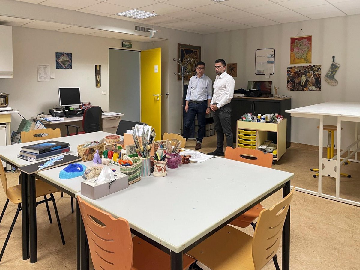 CH_Argenteuil's tweet photo. #avancerensemble I 🤝 Mise en lumière des projets portés par le service #psychiatrie du @CH_Argenteuil lors de la visite de @GroseilSylvain :
👉🏼 Plateforme #p2r95
👉🏼 Programme #profamille
👉🏼 Atelier jardinage Terre-Happy
👉🏼 Programme d'Activités physiques adaptés #APA https://t.co/87Nc4KQimK