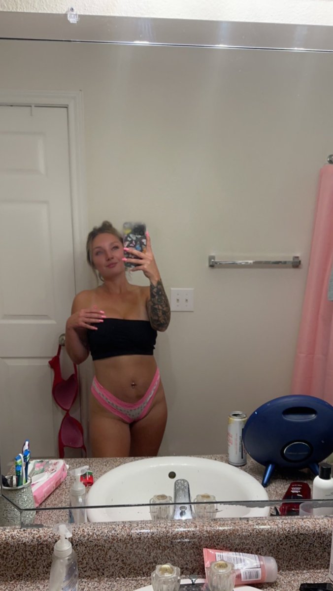 liisabbyy's tweet photo. Sorry I got clothes on https://t.co/JPHtriKRP6