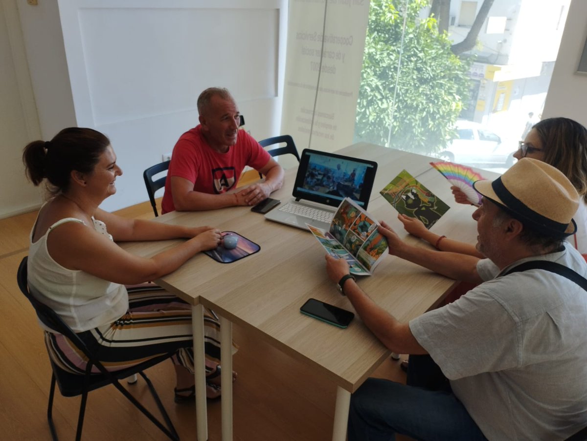 upsanjuan's tweet photo. 👥 Hoy hemos estado reunidos con la Cooperativa local Osset para la presentación de la segunda entrega de "La pequeña gran Tessa", un cómic sobre la importancia del cuidado del medio ambiente y nuestras calles, y el trabajo de sensibilización que vienen realizando en los coles. https://t.co/hPUytzPLPo