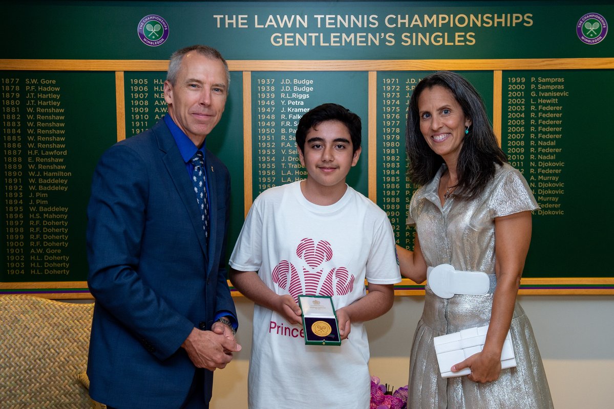 Great to see our friends <a href="/Astro_Feustel/">A.J. (Drew) Feustel</a> and <a href="/IndiraFeustel/">Indi Feustel</a> back at The Championships today 👋🧑‍🚀🪙

#Wimbledon