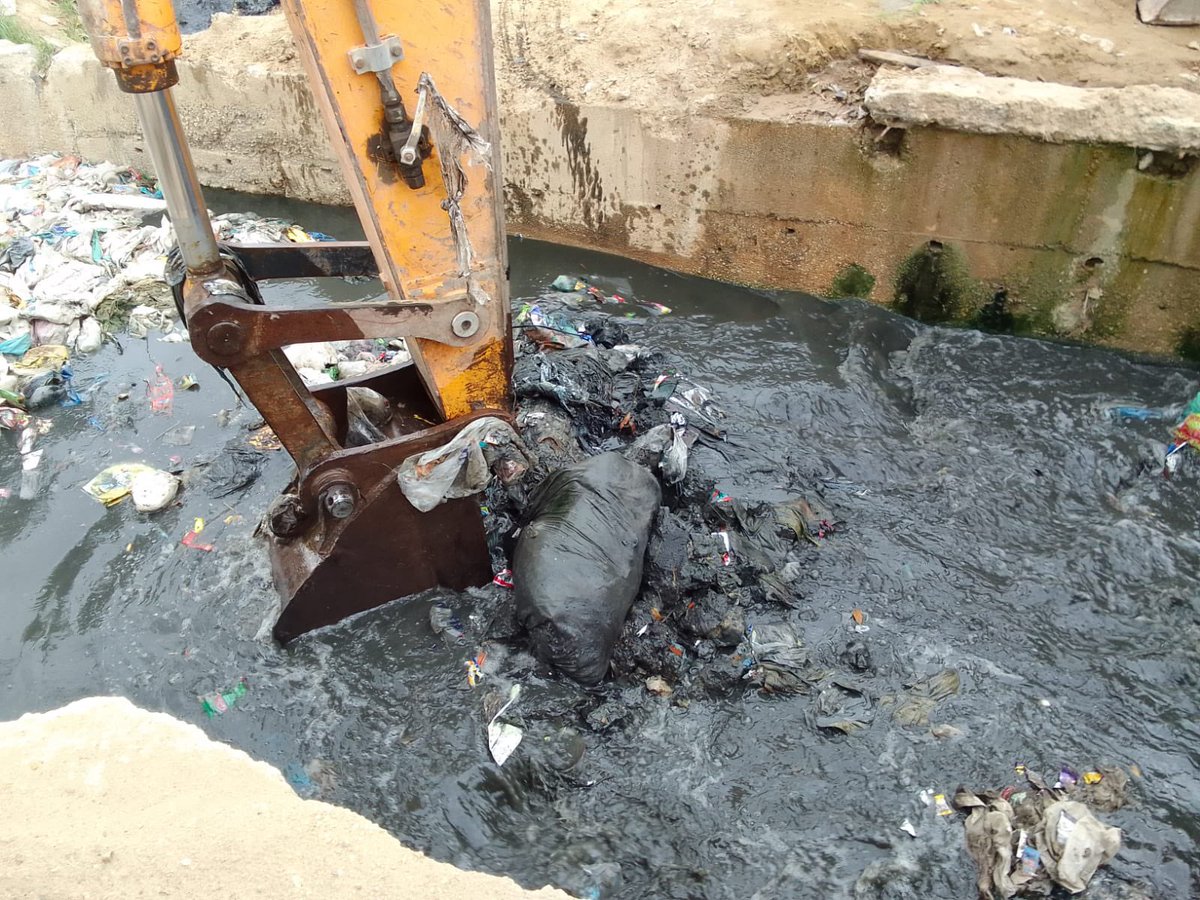 HazimBangwar's tweet photo. People’s Chorangi Nala has been cleared out again and is now flowing smoothly.
#hazimbangwar #AssistantCommissioner #NorthNazimabad #rainprep #Monsoon #districtcentral https://t.co/n1ULYg3Ihq