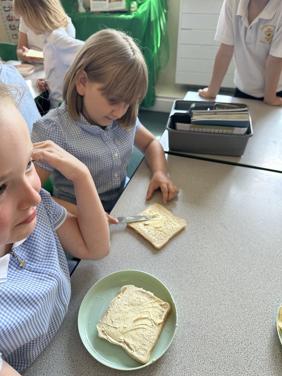 stjosephskly's tweet photo. Apple have been busy writing instructions this morning ‘How to make a mustard sandwich’ we then made them and TASTED them! Some said YUK just like the seagulls! Some enjoyed it! ⭐️#Appleclass https://t.co/f5JqPVLQ5U