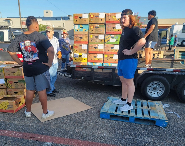 robinsonisd's tweet photo. After morning workout Robinson Linemen helping out at Shepherds Heart food pantry. https://t.co/bGtPiZsaav