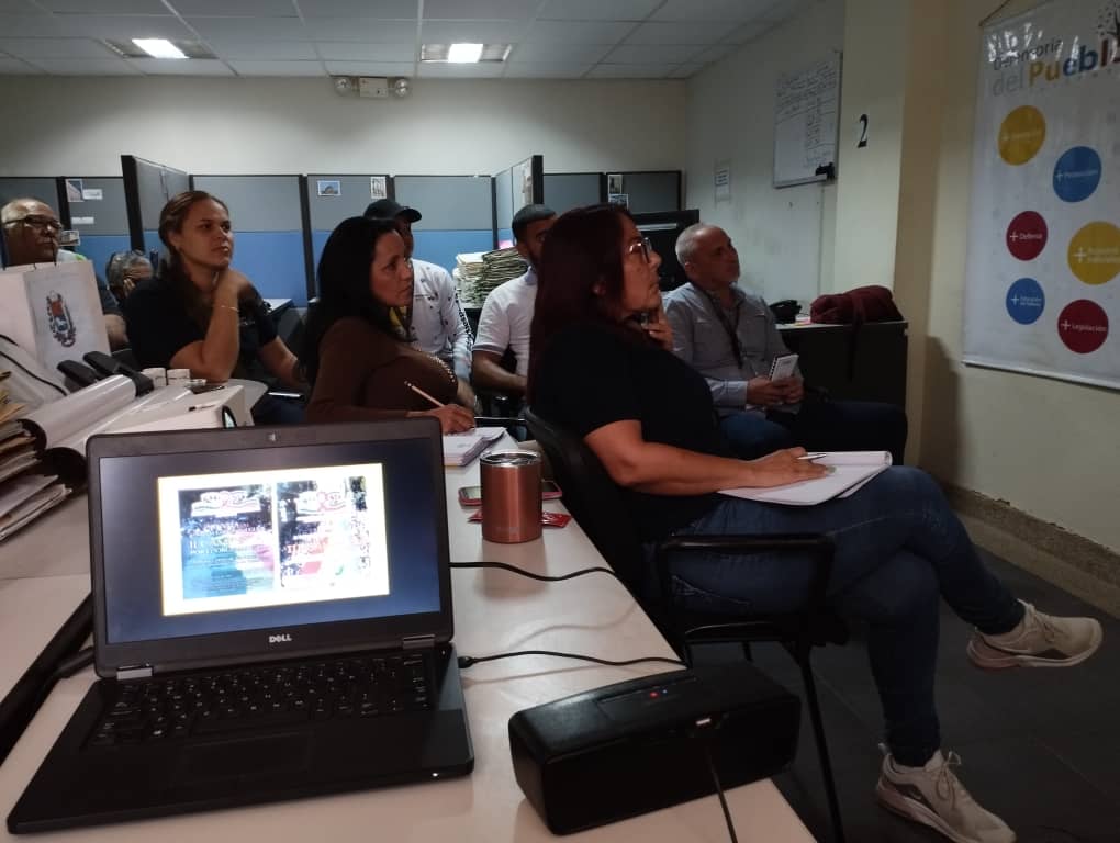 ADHAMargarita's tweet photo. Como parte de las actividades agendadas y en alianza estrategicas; se llevó a cabo #12Jul conversatorio de capacitación/sensibilizacion, y que mejor comenzando, con el personal de la @DdPNuevaEsparta sobre #VIH y #LGBTIQA.
Oportuno!
#ADHAM
#NuevaEsparta
#Venezuela https://t.co/EJ9iy8D6vU