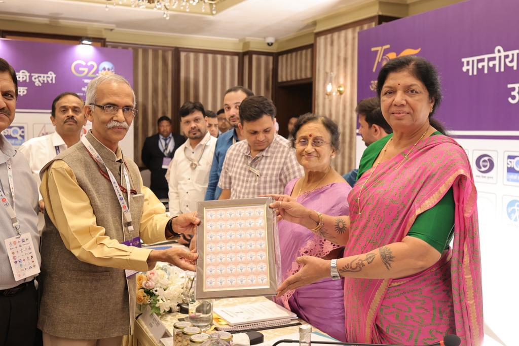 PostalSouth's tweet photo. आज प्रो. @RitaBJoshi जी की अध्यक्षता में संसदीय राजभाषा समिति ने बेंगलुरु में डाक प्रशिक्षण केन्द्र, मैसूर के साथ निरीक्षण बैठक की। इस दौरान समिति ने मंत्रालय एवं विभाग के वरिष्ठ अधिकारियों की उपस्थिति में हो रहे राजभाषा हिंदी के कार्यों का अवलोकन किया।
#SecondsubCommitte https://t.co/OamS6UQmA3