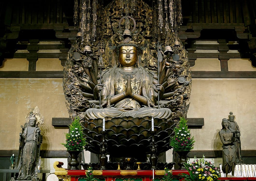 京都・妙法院門跡蓮華王院本堂/千手観音菩薩坐像(1254年)】国宝。像高