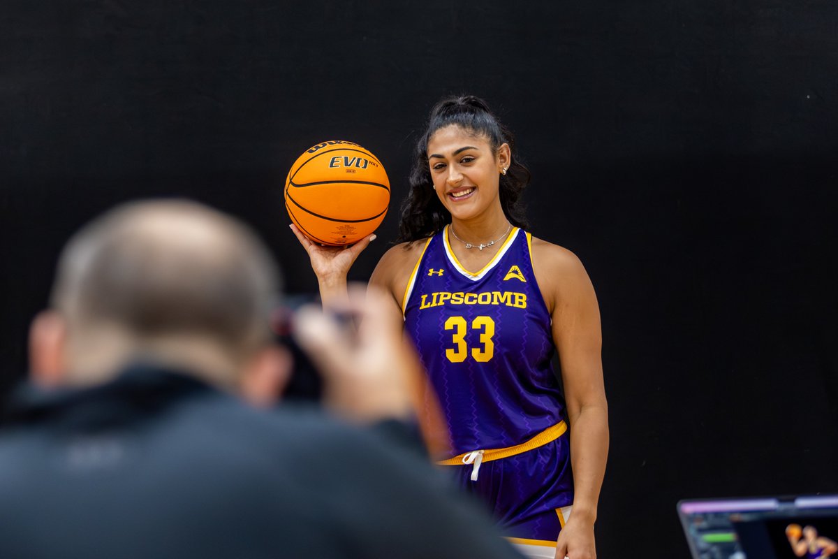 LipscombWBB's tweet photo. Shining bright on media day ✨

#IntoTheStorm ⛈️| #HornsUp 📷🤘 https://t.co/KgKp98qLWx