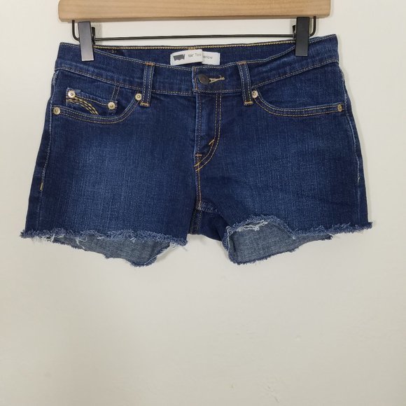 Deborah668491's tweet photo. So good I had to share! Check out all the items I'm loving on @Poshmarkapp #poshmark #fashion #style #shopmycloset #shonajoy #levis: https://t.co/o6kUyUKDkz https://t.co/nlKuRhQDqz