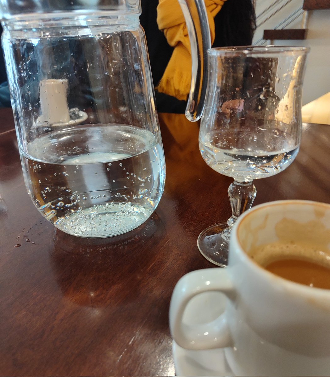 _ezesr's tweet photo. Me trajeron un café con una JARRA de  soda estoy realmente emocionado https://t.co/0ljkVhf5sm