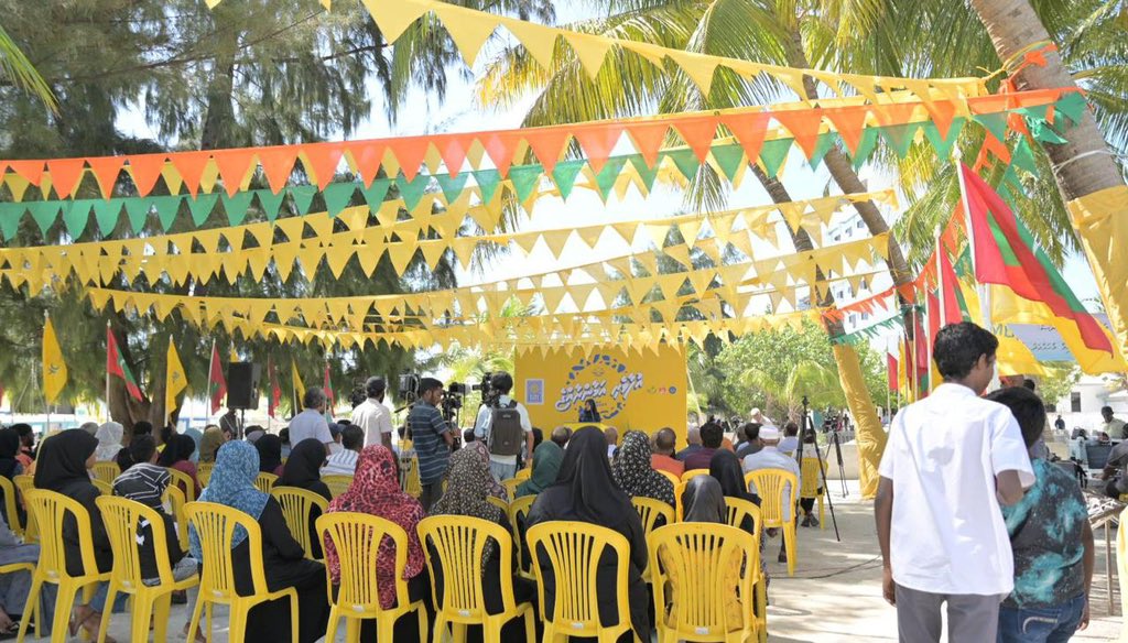 މާލެއާ ކައިރީ އޮތަސް ކުރިން އޮތީ ގުޅިއަށް އަޅާނުލާ. ނަރުދަމާއާ ސާފު ބޯފެނެއް ނެތް. މި 5 އަހަރުތެރޭ ރަށަށް ހެޔޮބަދަލު ގެނެވިއްޖެ. މިބަދަލާއެކު މިރަށުގެ ބިން އިތުރުކޮށް #UfaaveriAmaanRaajje ރާއްޖެއެއް ހޯދުމަށް ތައްޔާރަށް ތިއްބެވީތީ ގުޅީ ރައްޔިތުންނަށް ޝުކުރު ދަންނަވަން