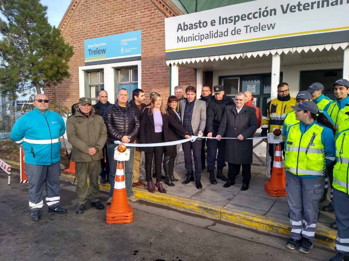 pmcarignano's tweet photo. Ahora en #Trelew, inaugurando la Base Operativa número 25 de esta gestión y la primera de la provincia de #Chubut.  Una enorme alegría trabajar en conjunto con las fuerzas provinciales y nacionales para prevenir siniestros en nuestras rutas. Acá todos ayudan, también Tita... https://t.co/7kukCRZ6yt