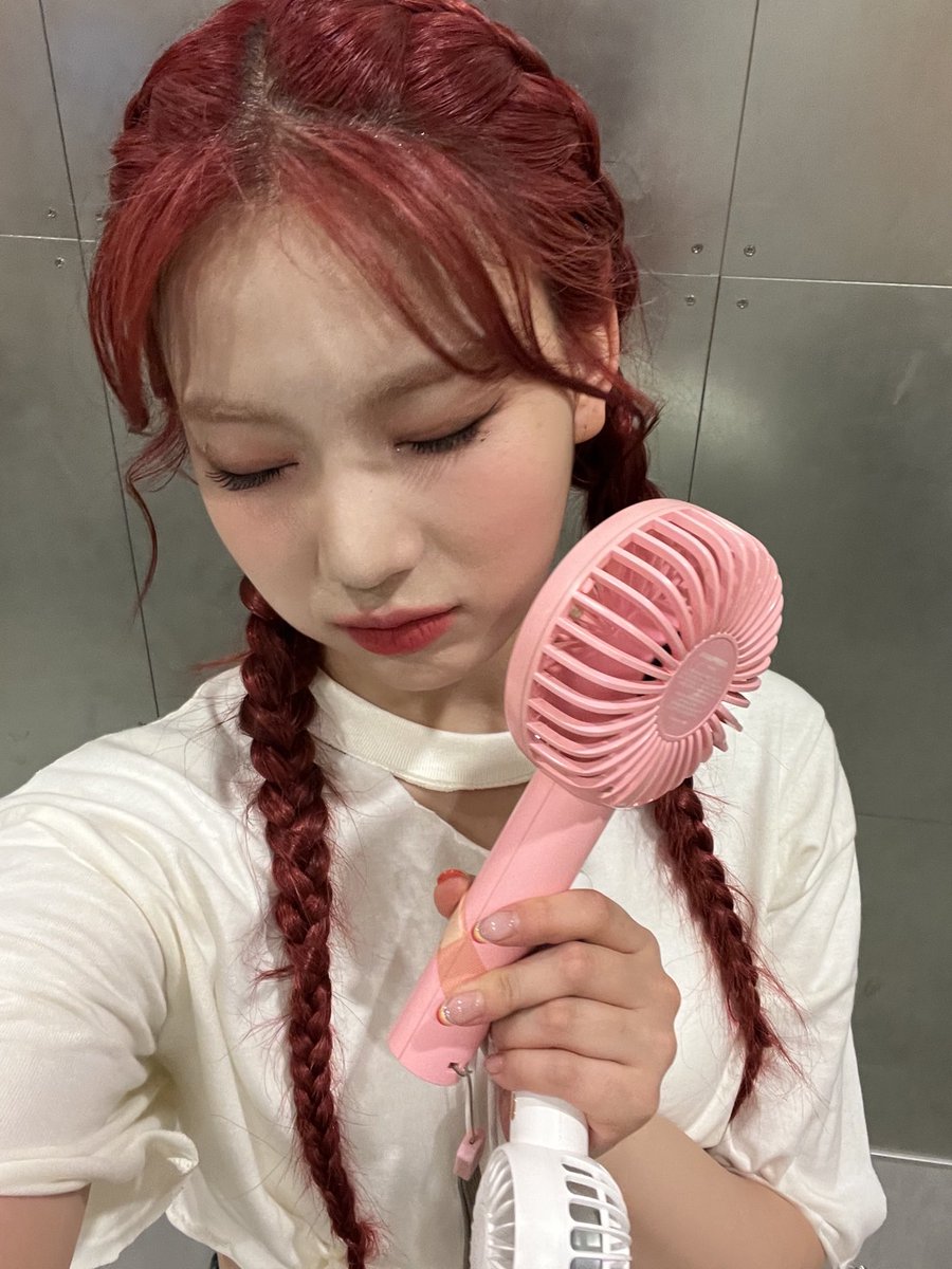 STAYC_JP's tweet photo. 🐱💬
私の目にはSWITHがいちばん輝いてた✨

#STAYC #스테이씨 #ISA #아이사 https://t.co/UfdNu12U0t