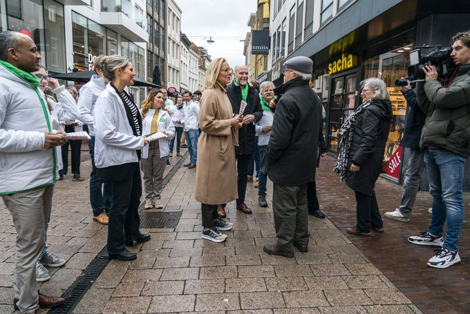 Sigrid Kaag is nooit bedreigd geweest en mijn vrouw en ik kunnen het weten. We wonen in Benoordenhout en komen haar met haar hond wekelijks tegen bij Bakker, Slager, Henri Bloem(Wijn), Traiteur en Lunchroom zonder enige beveiliging. 
Het politiehuisje voor haar deur is een farce.