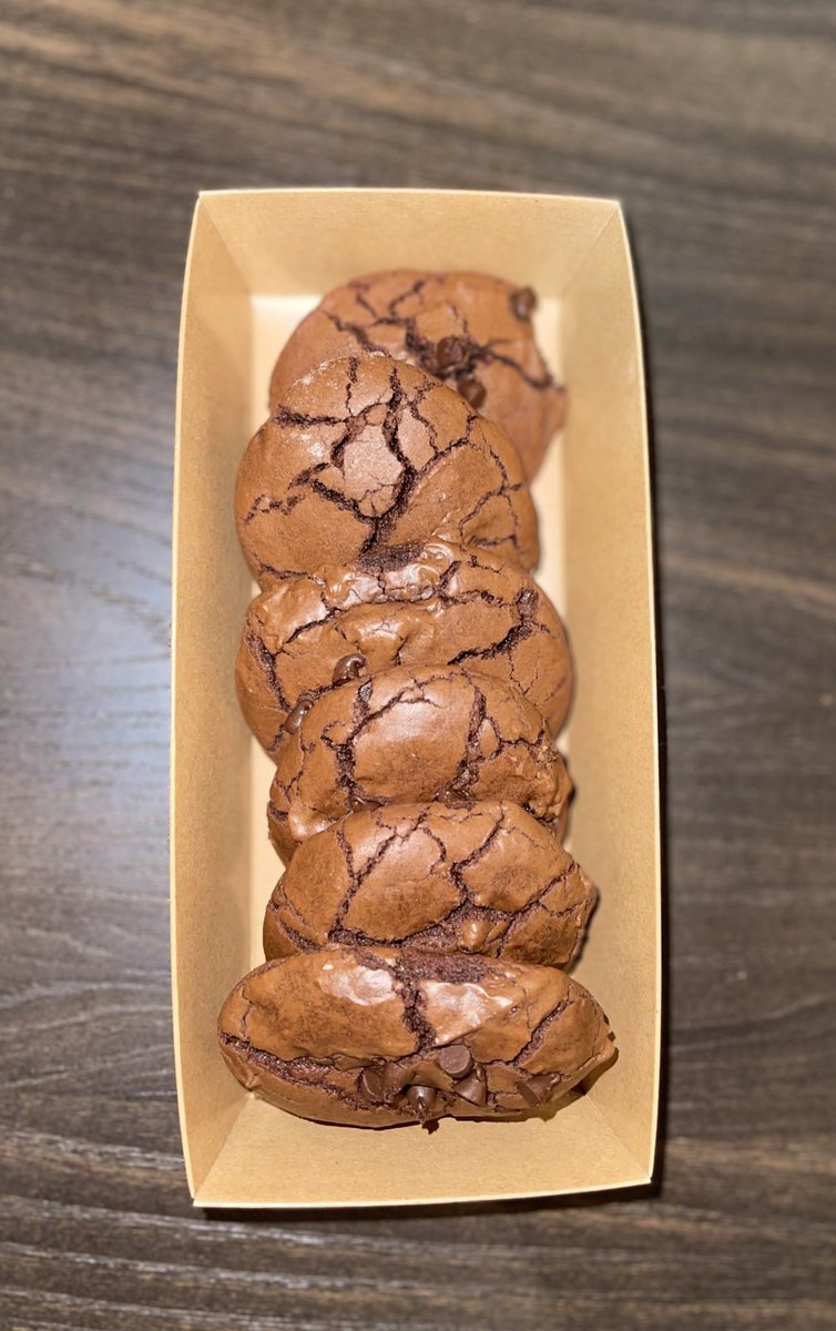 LadyMounaa's tweet photo. Bonjouuuuurrrr. Amgueine goûter ? Commander leine cookies 🍪 

5mil la box de 6pieces https://t.co/d5VGfFDp54