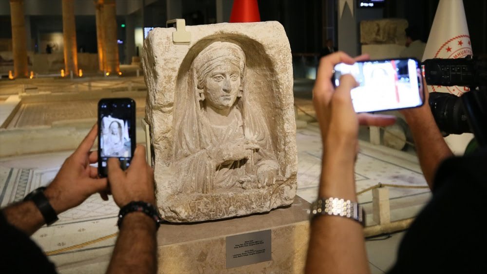 Ülkemizden yasadışı yollarla çıkarılan ve Gaziantep Zeugma kökenli olan Roma Dönemi Mezar Stelimiz bugün Zeugma Müzemizde ziyaretçileriyle buluştu.
İtalya'dan iadesi sağlanan stelimizin üzerinde "Kocasını seven eş, Satornila, elveda" yazıtı bulunmakta.
Evine hoş geldin Satornila!