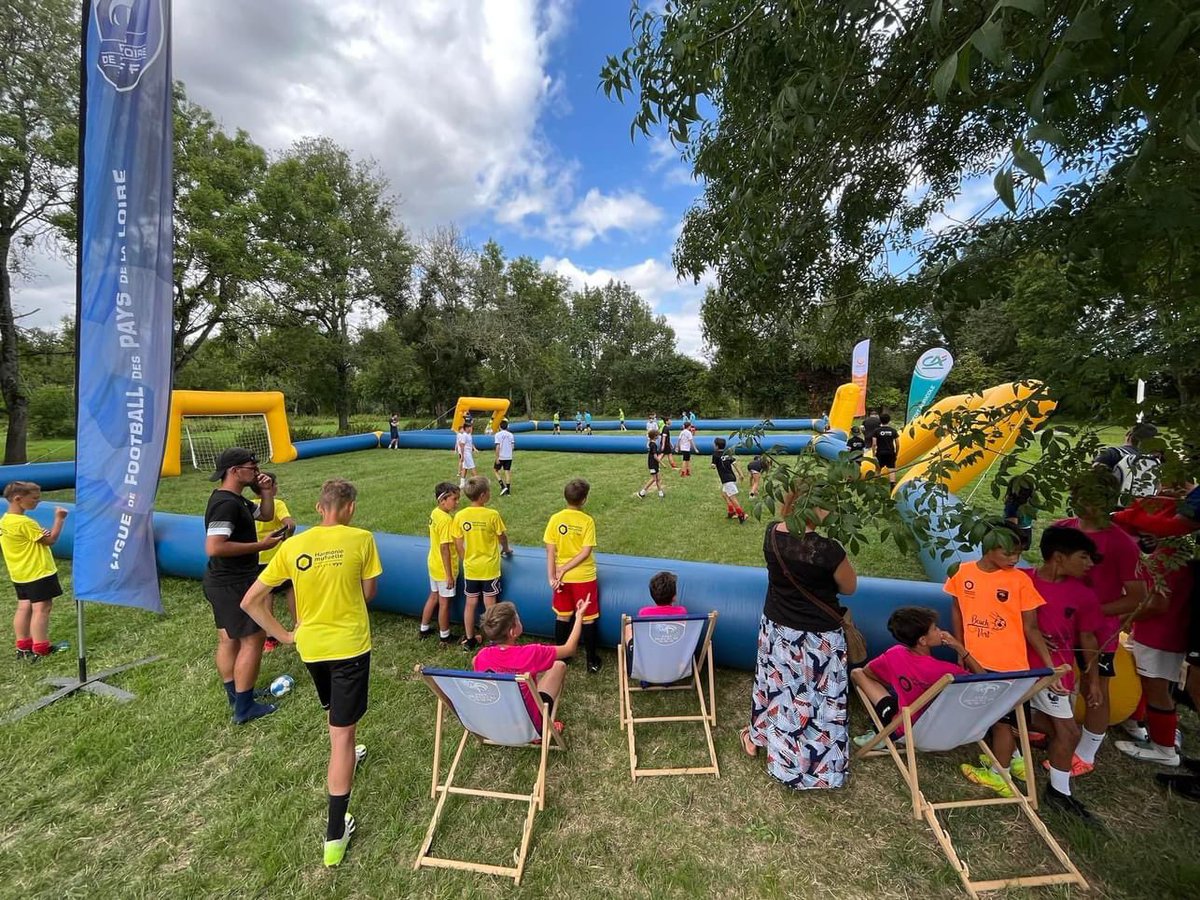 LigueFootLFPL's tweet photo. [Tournée #BeachVert]

🔥 C’est parti pour notre 4e étape sur le site magnifique de @RivesduLoir à #villeveque : déjà plus d’une centaines d’enfants présents sur nos terrains et sur les animations avec nos partenaires @hmutuelle (tri des déchets), @apfhandicap et @CAAnjouMaine👌👏 https://t.co/tgydQVJ8dY