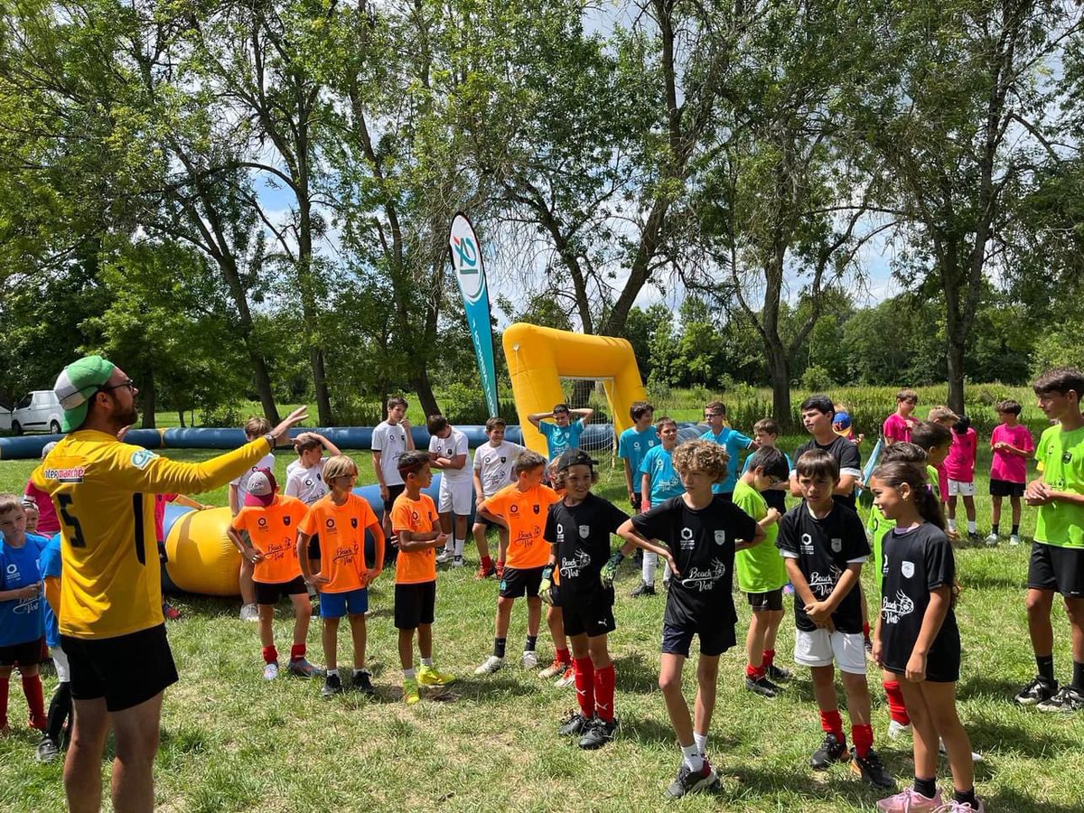 LigueFootLFPL's tweet photo. [Tournée #BeachVert]

🔥 C’est parti pour notre 4e étape sur le site magnifique de @RivesduLoir à #villeveque : déjà plus d’une centaines d’enfants présents sur nos terrains et sur les animations avec nos partenaires @hmutuelle (tri des déchets), @apfhandicap et @CAAnjouMaine👌👏 https://t.co/tgydQVJ8dY