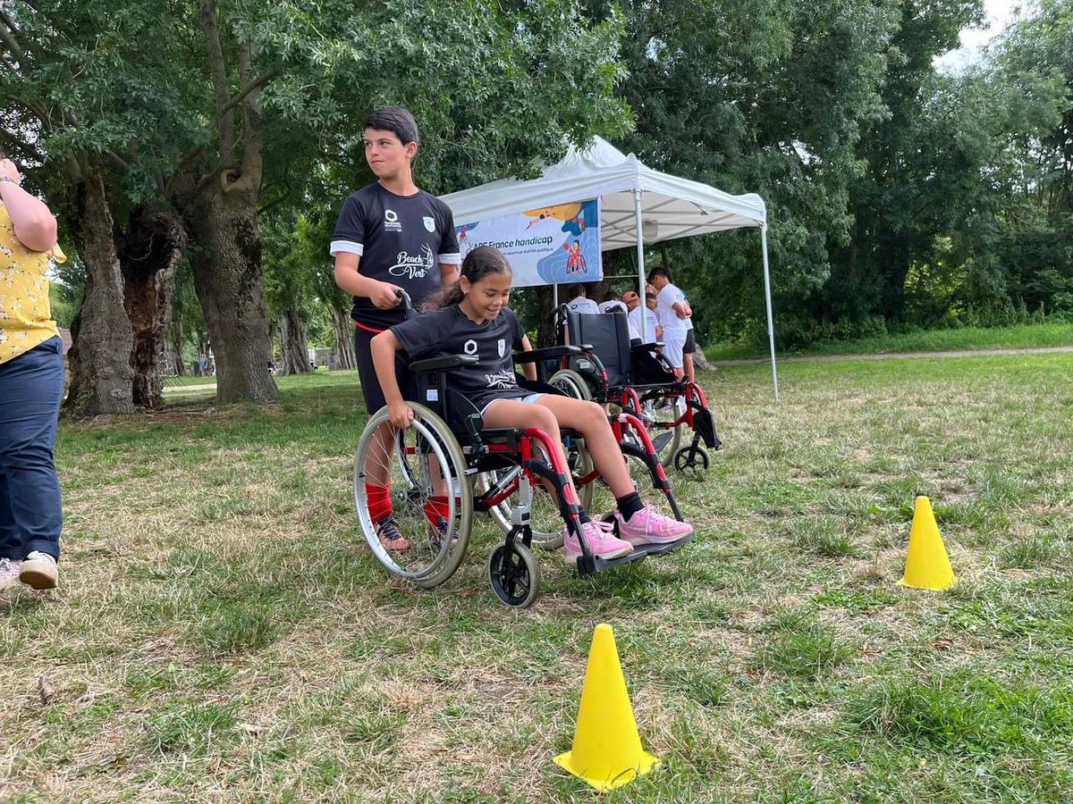 LigueFootLFPL's tweet photo. [Tournée #BeachVert]

🔥 C’est parti pour notre 4e étape sur le site magnifique de @RivesduLoir à #villeveque : déjà plus d’une centaines d’enfants présents sur nos terrains et sur les animations avec nos partenaires @hmutuelle (tri des déchets), @apfhandicap et @CAAnjouMaine👌👏 https://t.co/tgydQVJ8dY