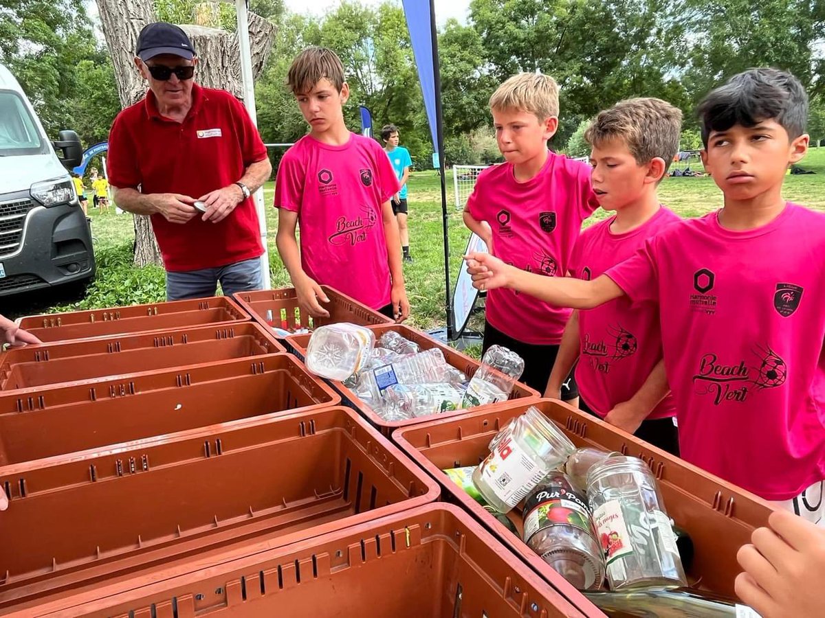 LigueFootLFPL's tweet photo. [Tournée #BeachVert]

🔥 C’est parti pour notre 4e étape sur le site magnifique de @RivesduLoir à #villeveque : déjà plus d’une centaines d’enfants présents sur nos terrains et sur les animations avec nos partenaires @hmutuelle (tri des déchets), @apfhandicap et @CAAnjouMaine👌👏 https://t.co/tgydQVJ8dY