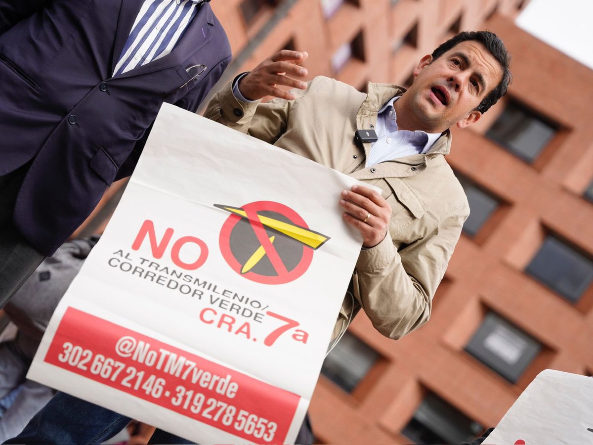 Rodrigo_Lara_'s tweet photo. Acompañamos hoy la manifestación en la carrera Séptima para detener el Transmilenio Verde de Claudia López, un proyecto absurdo, costoso y autoritario. No vamos a permitir que pavimenten nuestras raíces, con un apresurado negocio de buses. https://t.co/wSuCMQ3QKH