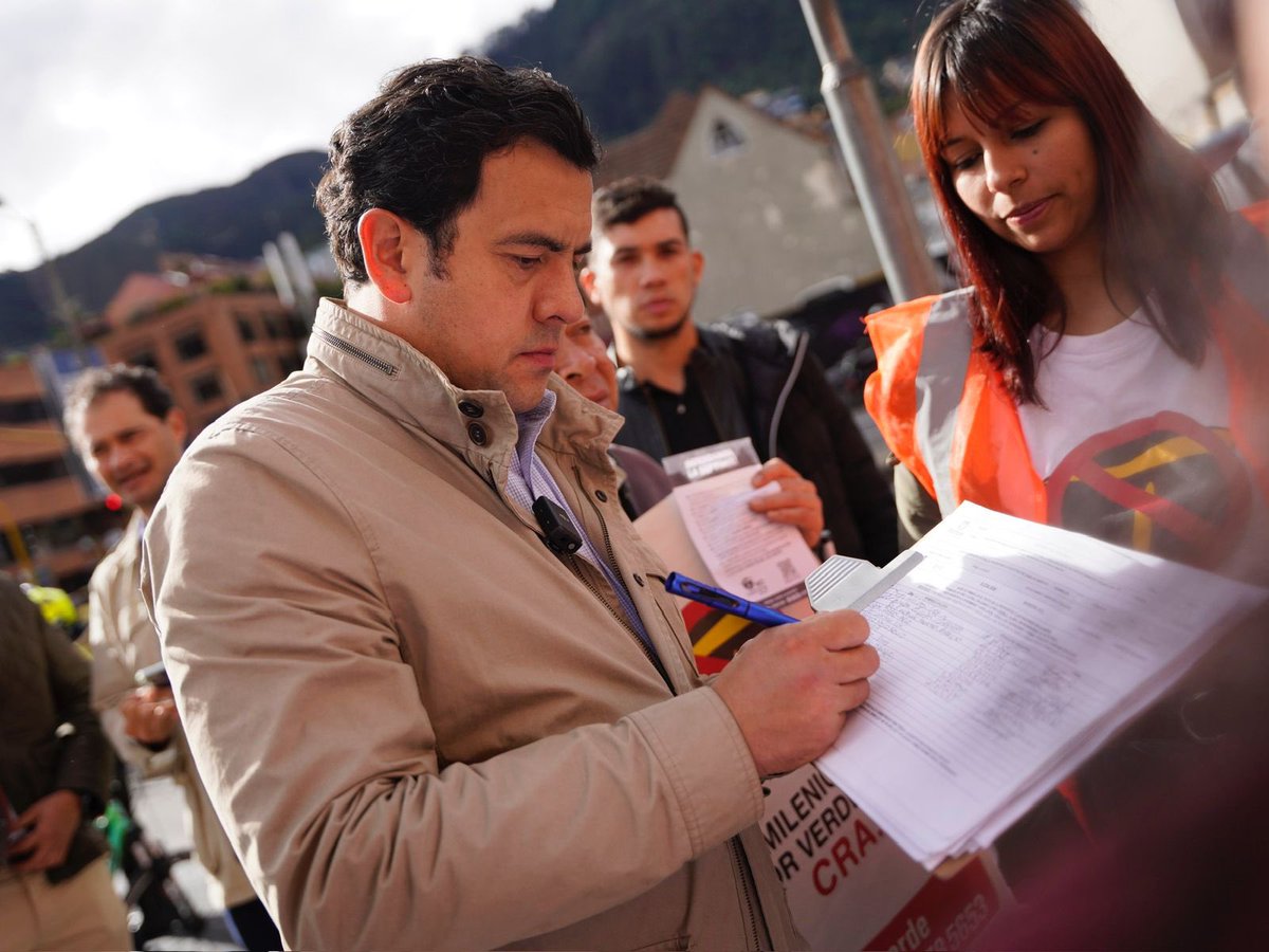 Rodrigo_Lara_'s tweet photo. Acompañamos hoy la manifestación en la carrera Séptima para detener el Transmilenio Verde de Claudia López, un proyecto absurdo, costoso y autoritario. No vamos a permitir que pavimenten nuestras raíces, con un apresurado negocio de buses. https://t.co/wSuCMQ3QKH
