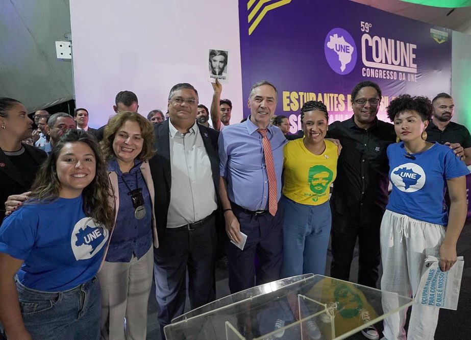 FlavioBolsonaro's tweet photo. Quero ver a redação relativizar o crime de atuação politico-partidária do Min do STF Barroso. “Derrotamos o bolsonarismo” de que forma?
Começou com atuação política contra a PEC do voto impresso na Câmara?
Precisamos de respostas e vamos tomar as medidas cabíveis. https://t.co/14JyVd3TBP