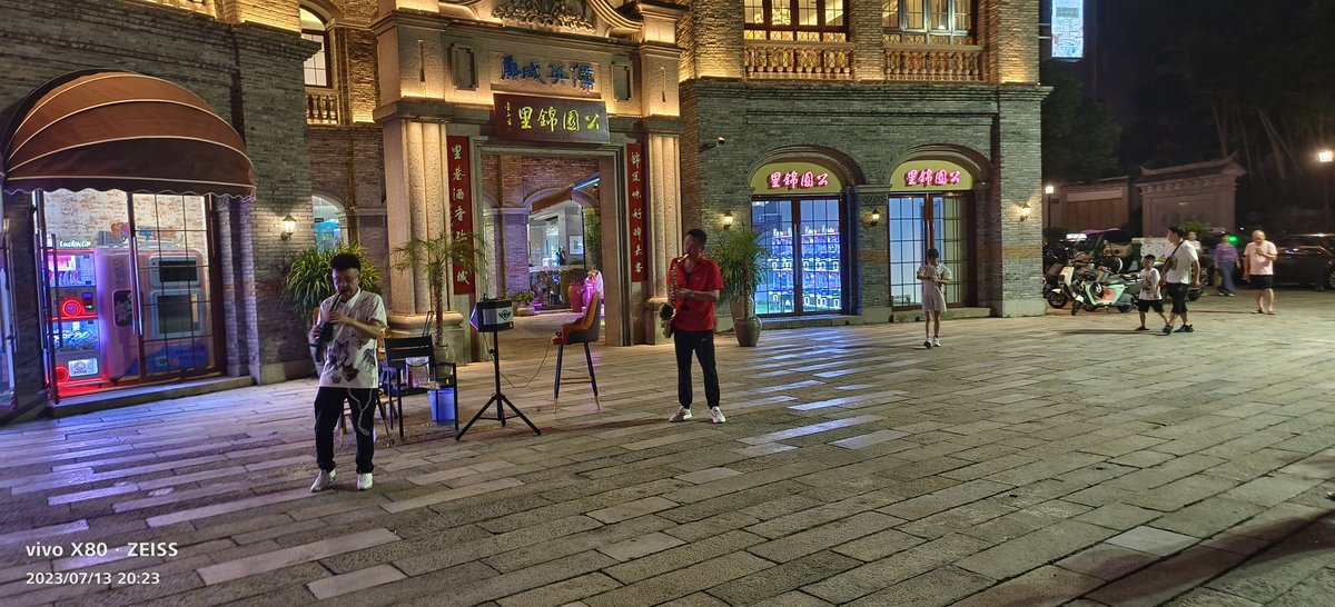 James29747538's tweet photo. The lonely duo and the legendary Renmin Road, Wuma Street, and Shamao River stand against each other in the night, showing the perfect fusion of modernity and history. https://t.co/jRgzO3W7lE