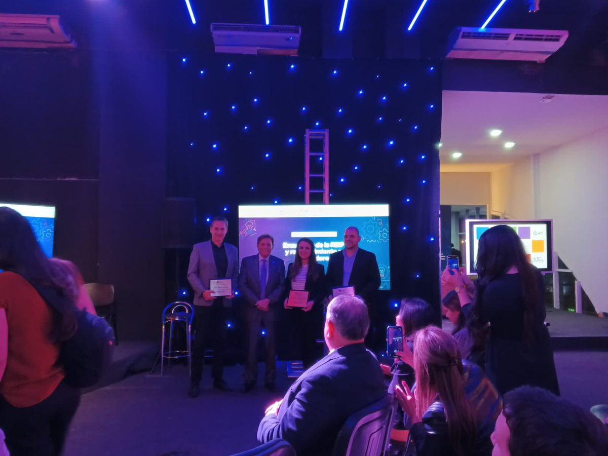 JuanParedesPY's tweet photo. Noche de reconocimiento a evaluadores de #PROINNOVA por parte del @conacytparaguay en la @ExpoMarianoPy 

#ExpoMRA2023 #Expo40Años
#innovación #empresas https://t.co/eieB1djtYV