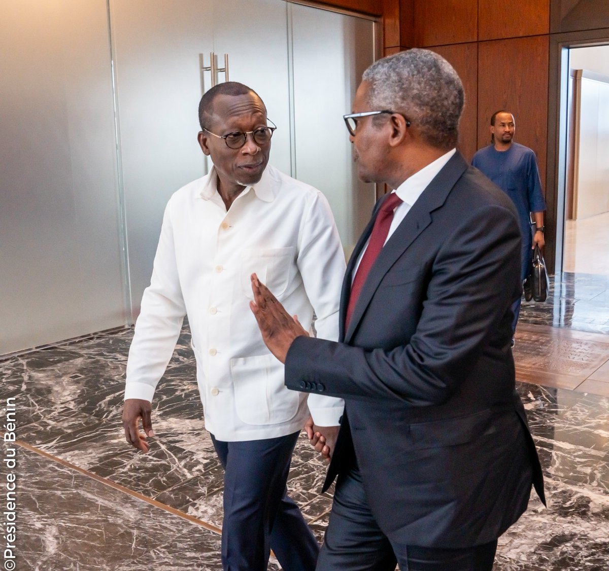 PresidenceBenin's tweet photo. (...) des Finances, de la Coopération et des Affaires Étrangères, messieurs @WadagniRomuald et @shegunb, ainsi que quelques collaborateurs de l'hôte du Chef de l'État. #AudiencePr #BeninDiplomatie #Wasexo https://t.co/BwK3jKa0EW