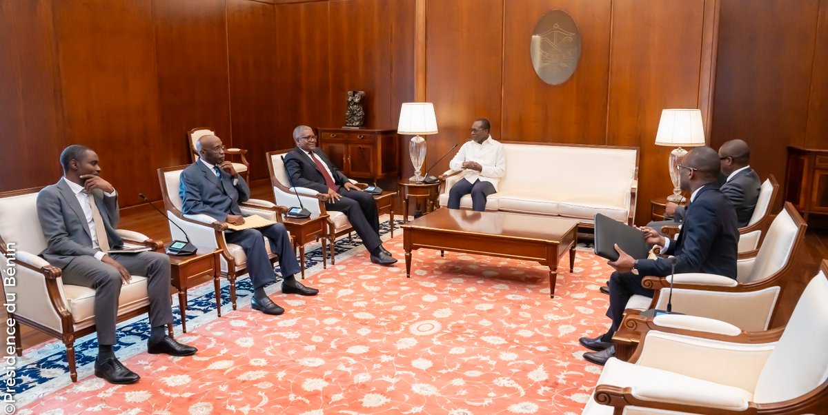 PresidenceBenin's tweet photo. (...) des Finances, de la Coopération et des Affaires Étrangères, messieurs @WadagniRomuald et @shegunb, ainsi que quelques collaborateurs de l'hôte du Chef de l'État. #AudiencePr #BeninDiplomatie #Wasexo https://t.co/BwK3jKa0EW