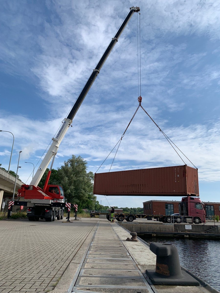 BaainBw's tweet photo. Gute Nachrichten für die #DeutscheMarine: Mit Hilfe der @SKB_JSES sind im #MArs erste Teile des neuen Vertical Launching System für die #Fregatte Sachsen eingetroffen. Das System verschießt die #Flugkörper zur #Flugabwehr. Der Einbau erfolgt in #Wilhelmshaven.
#Beschaffungläuft https://t.co/iWk29eu7xo