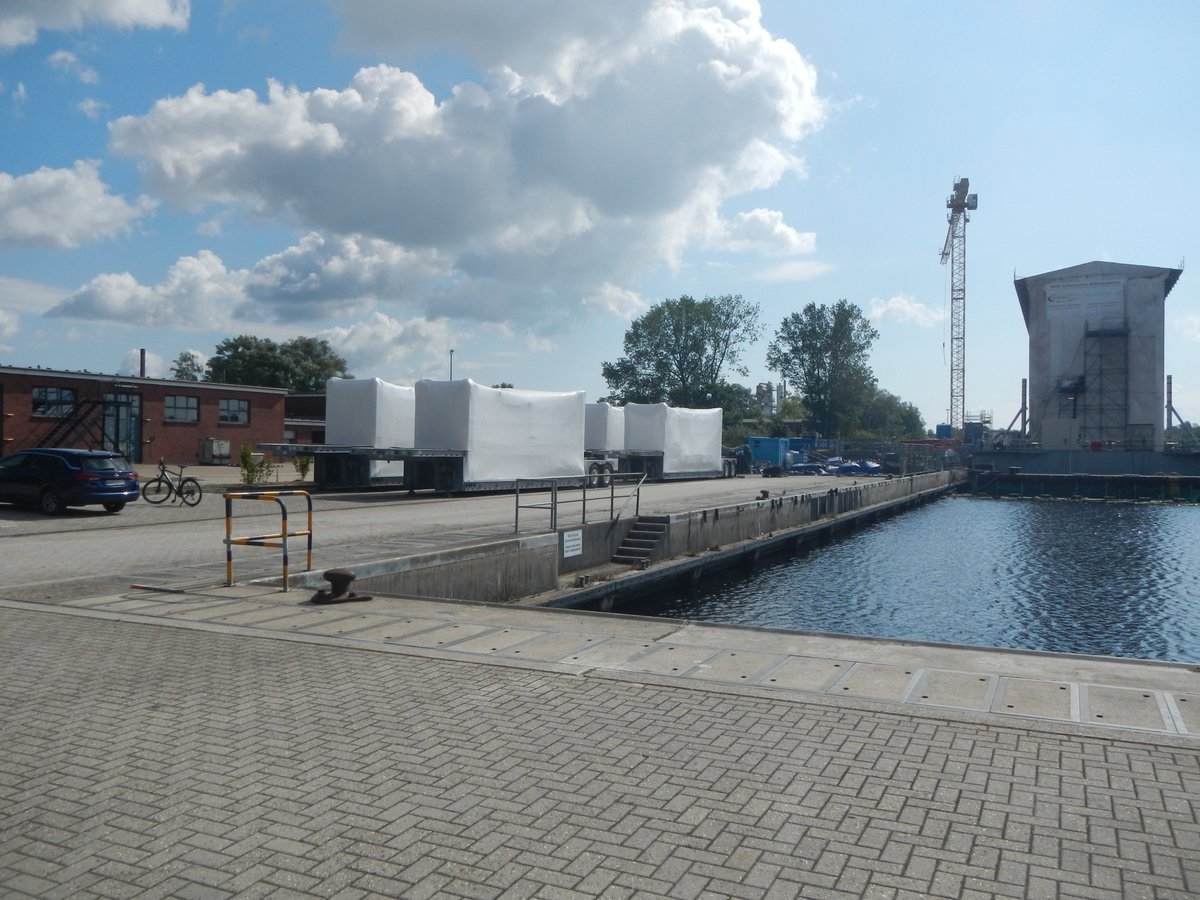 BaainBw's tweet photo. Gute Nachrichten für die #DeutscheMarine: Mit Hilfe der @SKB_JSES sind im #MArs erste Teile des neuen Vertical Launching System für die #Fregatte Sachsen eingetroffen. Das System verschießt die #Flugkörper zur #Flugabwehr. Der Einbau erfolgt in #Wilhelmshaven.
#Beschaffungläuft https://t.co/iWk29eu7xo