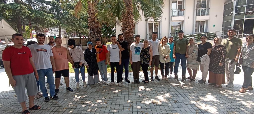camlica_ozel's tweet photo. Yaz okulumuzdan velilerimiz,öğrencilerimize ve öğretmenlerimiz ile mutlu bir kare. @tcmeb
@Yusuf__Tekin
@memleventyazici
@gulsenozer9 
@istanbulilmem
@istmem_oer
@_ferhat_ozturk
@MemGungoren
@ZuhalSelYen https://t.co/ynocsl7BcJ