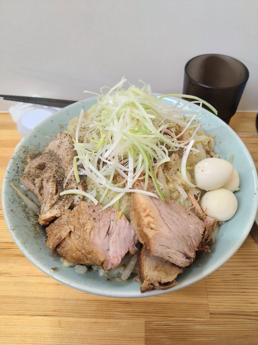 kondousatoshi01's tweet photo. ラーメン工藤
塩汁無し（300g）トッピングウズラ卵とさかした農園のニンニク。どうしても食べたかった塩汁無し。オープンに合わせて訪問。有るの知らなかったニンニク、マジで物が違う。普段のニンニクと違い過ぎで笑ってしまった。味もホスピタリティも完璧!今日も美味しく完食ご馳走さまでしたー🙏 https://t.co/c8rJhZ0nNx