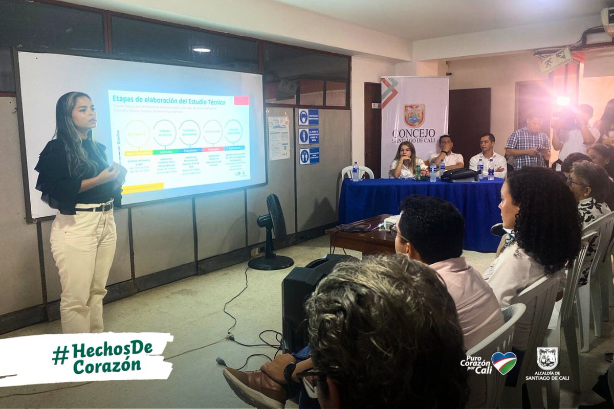 DAPDCali's tweet photo. 📢 ¡Cali se transforma con #CaliDistrito! 💼✅ Estamos en la socialización del proyecto presentado al Concejo Distrital, exponiendo las 7 localidades propuestas desde Planeación. Acompañamos al Concejo, resolviendo inquietudes sobre el Proyecto de Acuerdo 217/2023. 🏙️🌟 https://t.co/MyEAOOmHUn