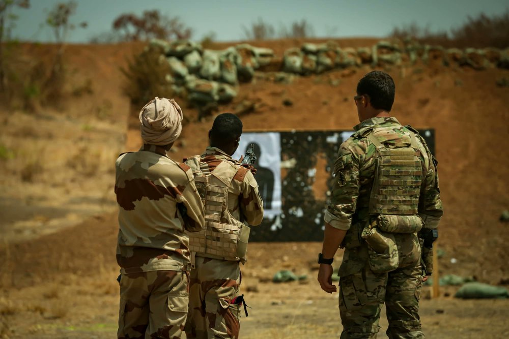 USSOCAF's tweet photo. Mauritanian Armed Forces conduct dynamic shooting drills at #Flintlock23 with U.S. forces. These exercises and engagements highlight and improve joint force capabilities across all domains and strengthen relationships with partners in Africa and worldwide. https://t.co/JfBiMvSCTd