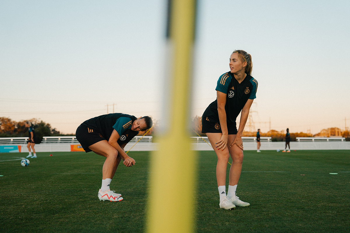 Fußballtennis - Anne und Laura warten am Netz auf den nächsten Ball