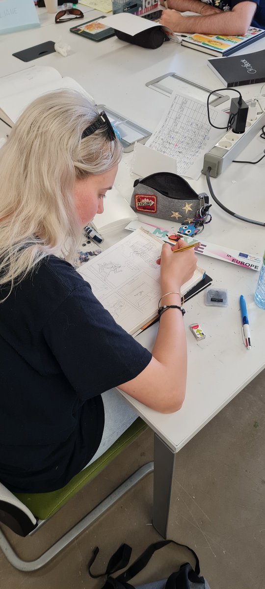 liconograf's tweet photo. Aujourd’hui, nous avons entamé le 4ème jour de stage !

Les participants sont passés au dessin définitif pour leurs planches de BD. L’objectif est de mettre au net leurs propositions pour bientôt finaliser leurs réalisations ✏️

À demain pour la dernière journée de stage✌ https://t.co/UuAi0l9fPl