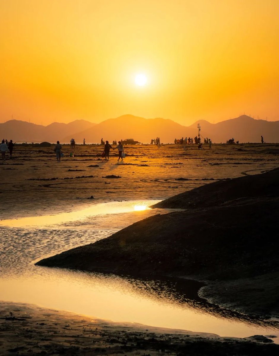 ExploreZhuhai's tweet photo. The pleasant and tranquil Hengshiji Beach is a great place for vacation. Lying on the soft sand, one can enjoy the breathtaking sunset.
๐: Hengshiji Beach, Jinwan, #Zhuhai
#ZhuhaiWonderland #ExploreZhuhai #SummerSplendor https://t.co/R5F9vcGoCU
