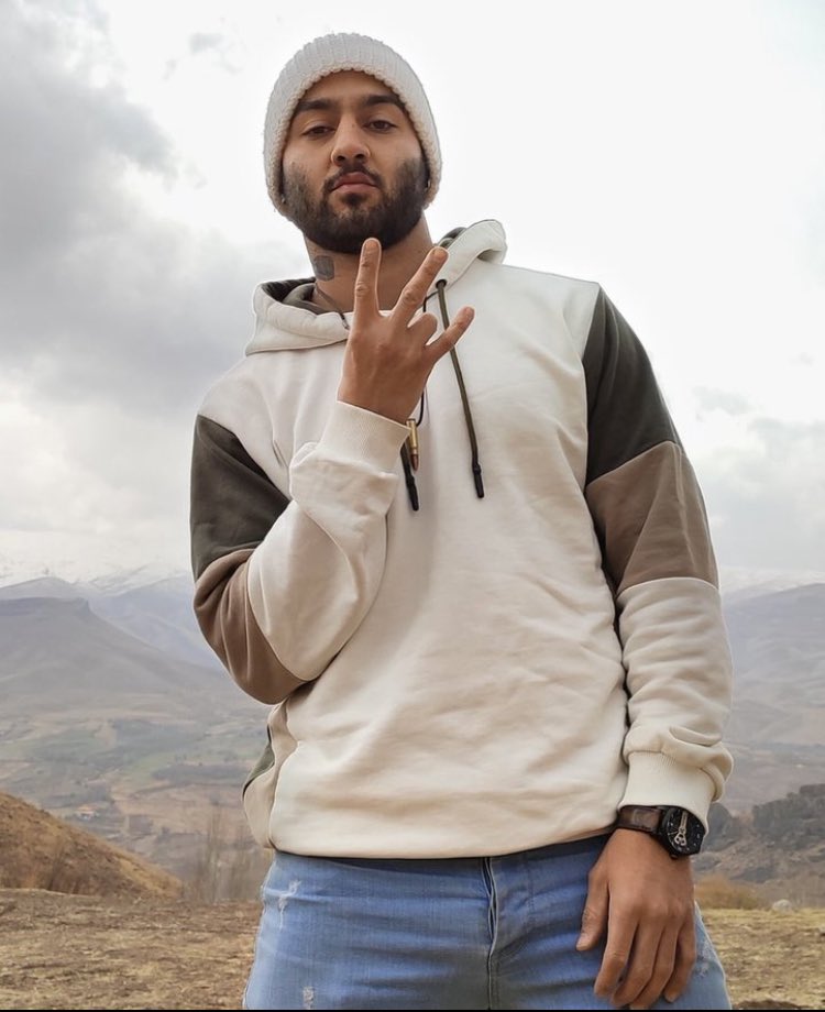 khodegodfather's tweet photo. بچه‌ها پسر ایران را که فراموش نکردید؟
حکم توماج ۶ سال حبسه در صورتی که توماج ما کاری نکرده و فقط صدای مردمش بوده.
#مهسا_امینی
#توماج_صالحی
#FreeToomaj https://t.co/YIgcgt267h