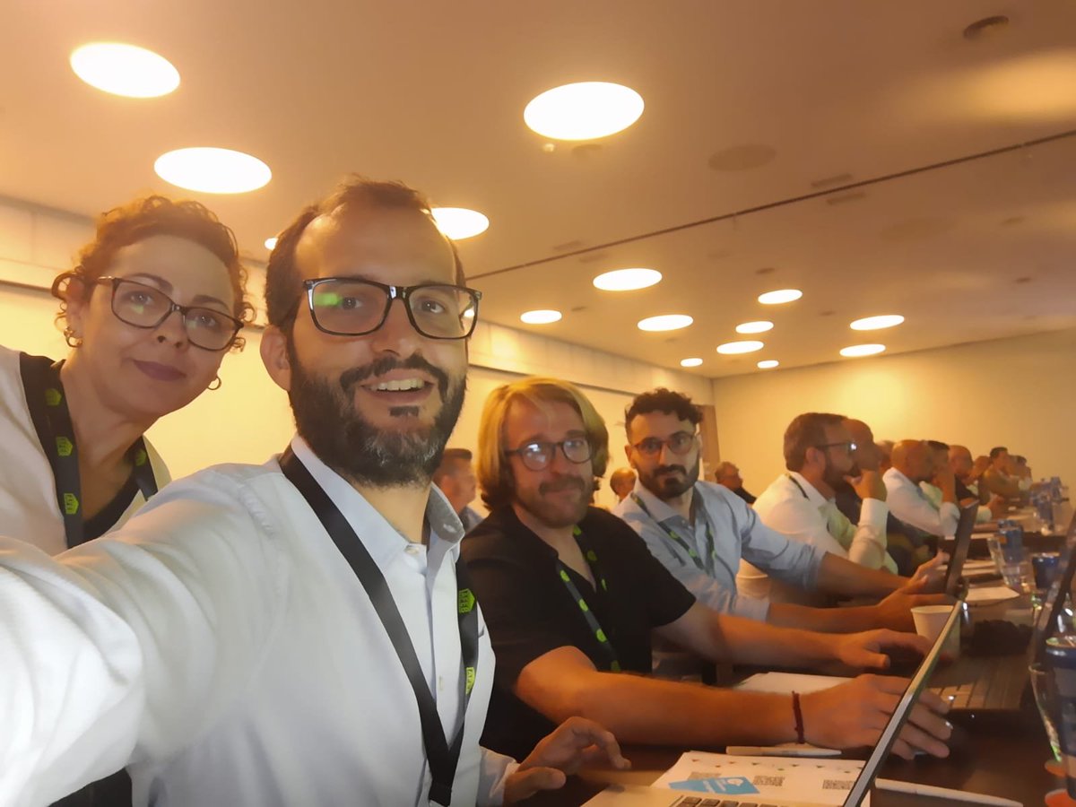 houserandhouser's tweet photo. Este es el equipazo Houser que estamos hoy en el #ForoAFEB de @BricoAFEB, en Sitges. Nuestro amigo Carlos, del equipo de docentes de #HouserCampus dará una charla sobre IA para 180 directivos del mundo de la mejora del hogar. https://t.co/xyEEGRFy0I