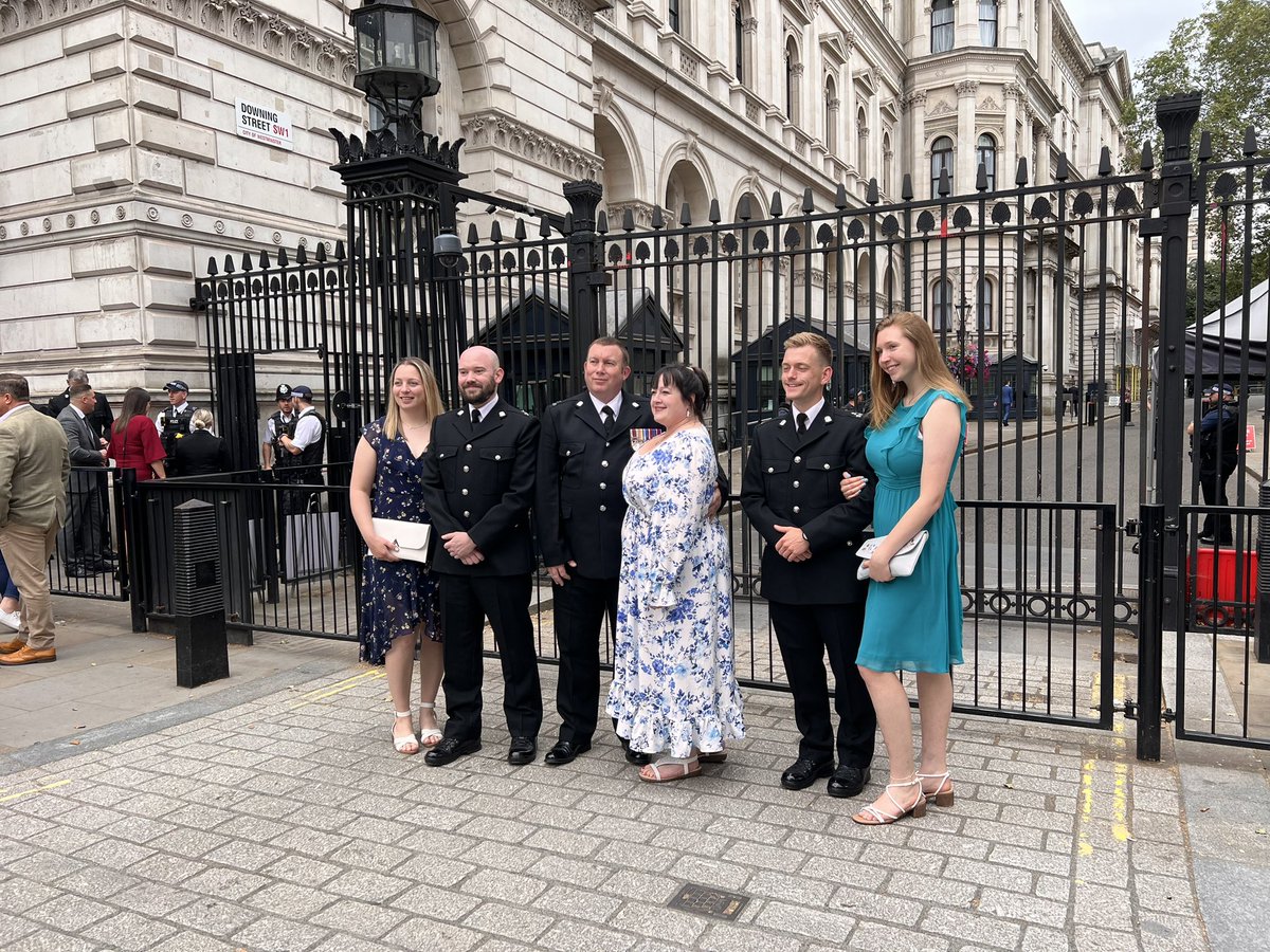 @Hantspolfed bravery nominees and their partners entering Downing Street to meet the Prime Minister. #policebravery23 itv.com/news/meridian/…