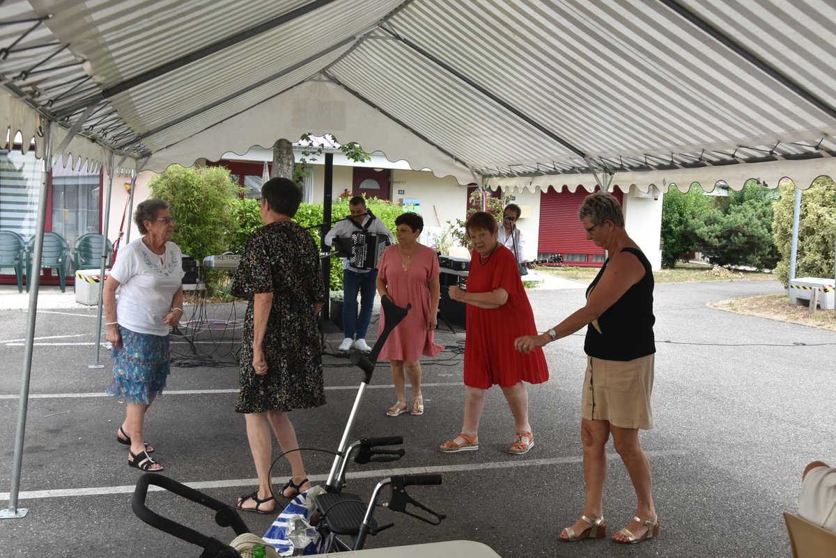 Ce mercredi, j'ai eu le plaisir de partager un moment avec les #seniors de la résidence-autonomie Ambroise-Croizat, à l'occasion de la Guinguette estivale.

#Blénodlespam #CCAS #MeurtheetMoselle #Guinguette #ete2023