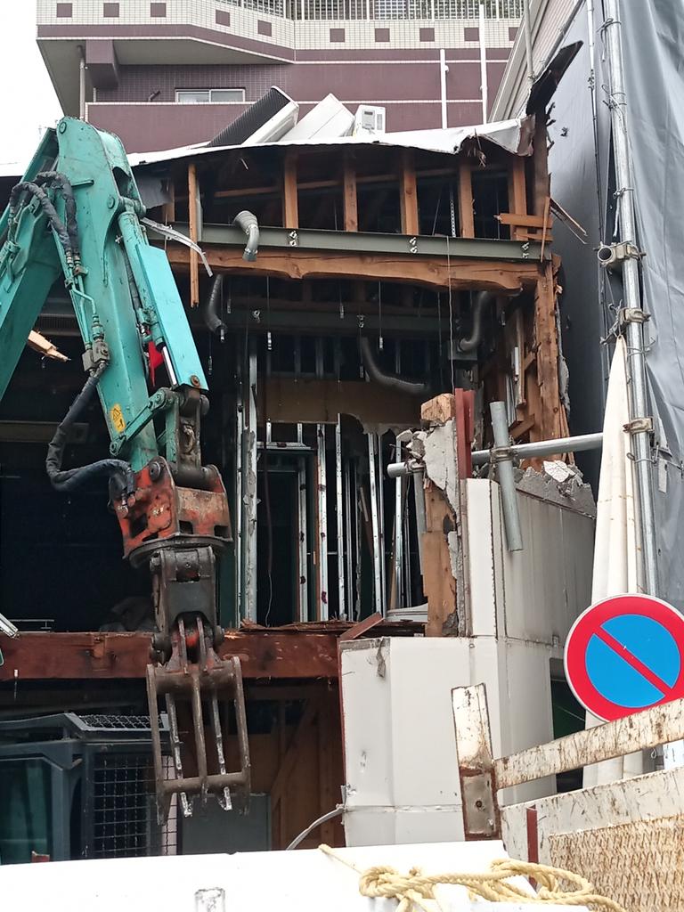 palantien's tweet photo. 駒場東大前駅前にあった、かつてマクドナルドのはいっていた建物を解体しているのをみて、はじめて知ったが、ここは木造建築だったのか！ https://t.co/4yV2NEkbiH