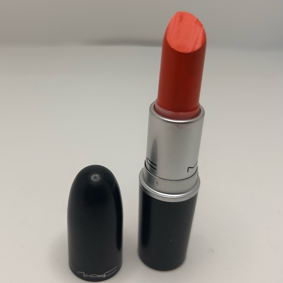 willowsfinds's tweet photo. So good I had to share! Check out all the items I'm loving on @Poshmarkapp #poshmark #fashion #style #shopmycloset #maccosmetics: https://t.co/rneI3LuX3C https://t.co/wzYG7uvLsw