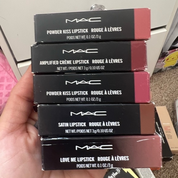 willowsfinds's tweet photo. So good I had to share! Check out all the items I'm loving on @Poshmarkapp #poshmark #fashion #style #shopmycloset #maccosmetics: https://t.co/rneI3LuX3C https://t.co/wzYG7uvLsw