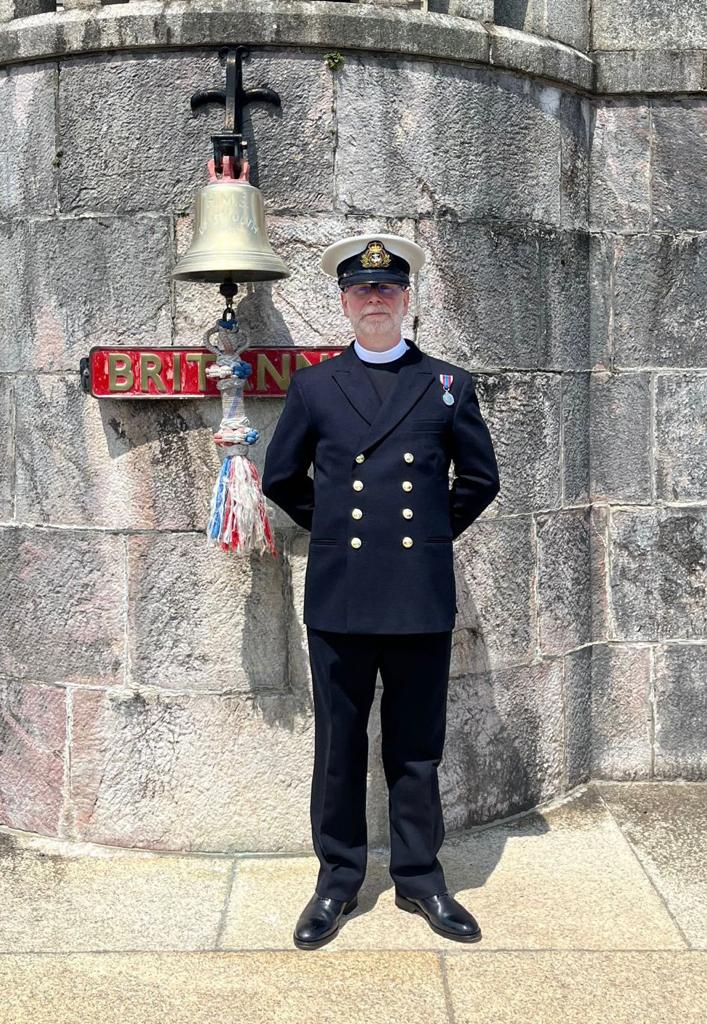 BZ to @HMSCeres' Chaplain Chris Buckley who recently passed out from the @RNReserve Officers' confirmation course at @DartmouthBRNC with the prize for the most improved recruit!