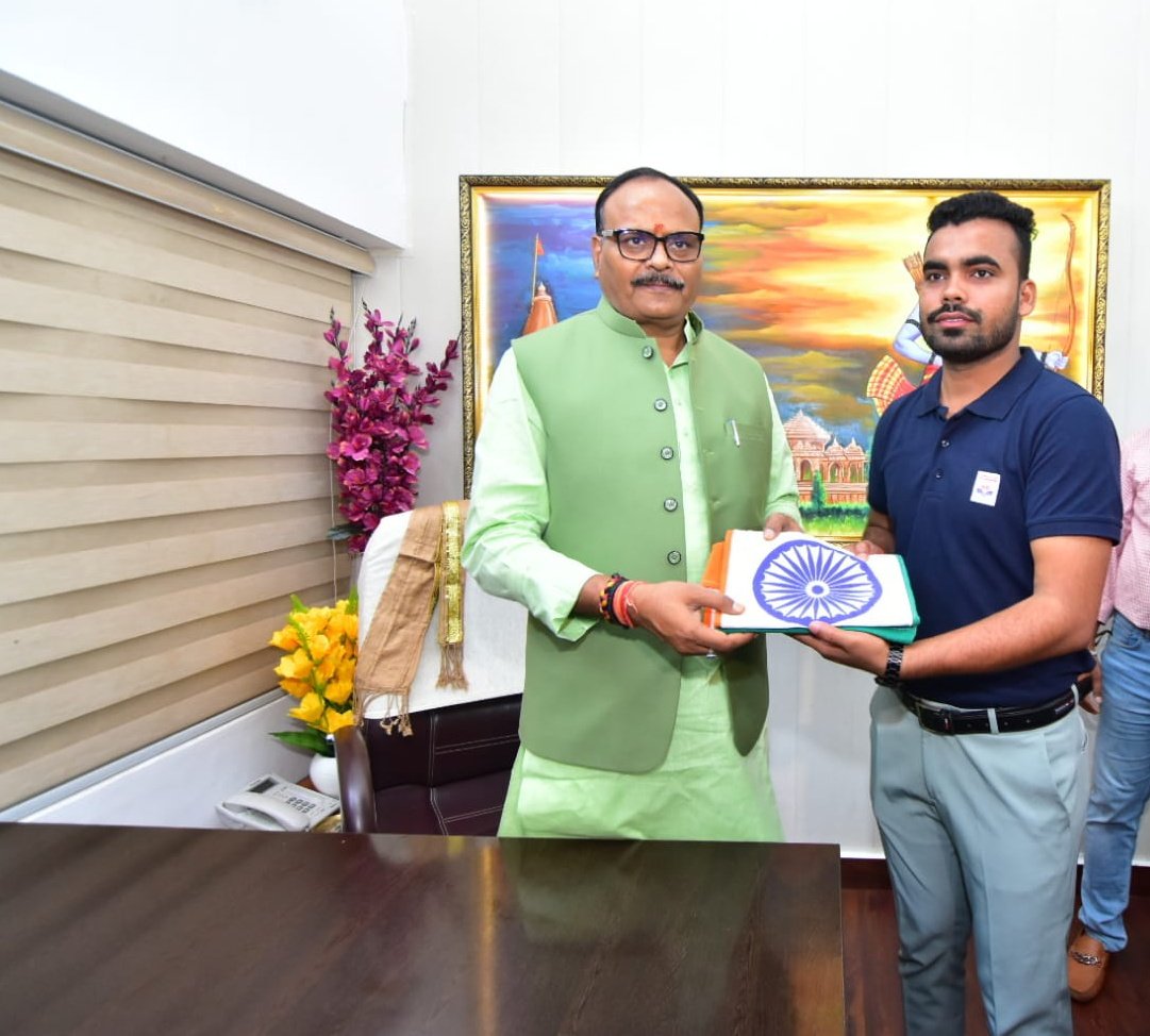 Mountaineer Nitish Singh 🇮🇳 (@thedigitalpahdi) on Twitter photo कल लखनऊ में माननीय उप मुख्यमंत्री श्री बृजेश पाठक जी से उनके आवास पर मुलाकात की, उन्होंने अगले मिशन हेतु राष्ट्रीय ध्वज तिरंगा भेंट करते हुए इस मिशन हेतु शुभकामनाएं प्रदान की।।
<a href="/brajeshpathakup/">Brajesh Pathak</a> <a href="/ravikishann/">Ravi Kishan</a> <a href="/HPCL/">Hindustan Petroleum Corporation Limited</a> <a href="/Rg03Goel/">Rajeev Goel</a> कल लखनऊ में माननीय उप मुख्यमंत्री श्री बृजेश पाठक जी से उनके आवास पर मुलाकात की, उन्होंने अगले मिशन हेतु राष्ट्रीय ध्वज तिरंगा भेंट करते हुए इस मिशन हेतु शुभकामनाएं प्रदान की।।
<a href="/brajeshpathakup/">Brajesh Pathak</a> <a href="/ravikishann/">Ravi Kishan</a> <a href="/HPCL/">Hindustan Petroleum Corporation Limited</a> <a href="/Rg03Goel/">Rajeev Goel</a>